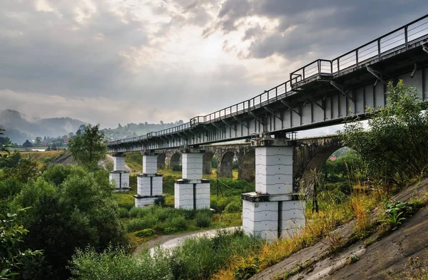 Vasúti Híd Háttérben Hegyek Esőfelhők Mögötte Egy Régi Elhagyatott Viadukt — Stock Fotó