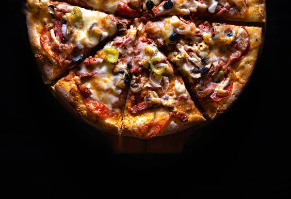 Pizza zwarte achtergrond Rechtenvrije Stockfoto's