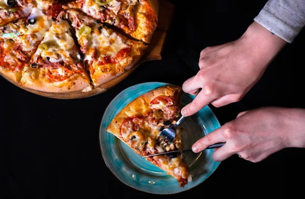 Pizza hand gesneden Rechtenvrije Stockafbeeldingen