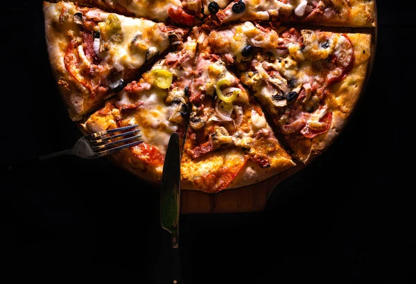 Achtergrond zwart pizza Rechtenvrije Stockafbeeldingen