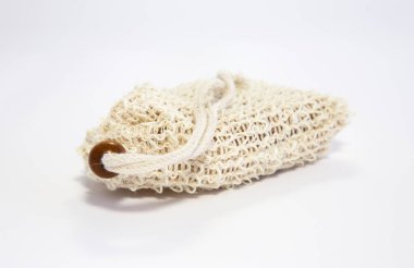 Sabun koruyucu, sabun kalıbı koymak için el yapımı iplik torbası, böylece daha uzun süre dayanır. Yüz, vücut, eller ve saçlara iyi gelir. Eski sabunlardan arta kalan parçaların hepsini koyabilirsin. Çevre ve bütçe dostu. Deriyi soymak için birebir. Çocuklar için kolay.