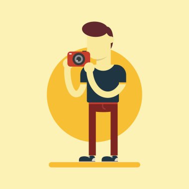 Elinde kamera olan bir adam.