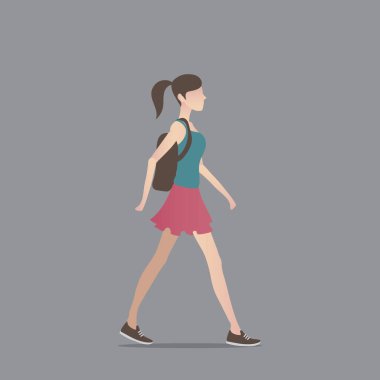 Sırt çantalı şık bir kadın.