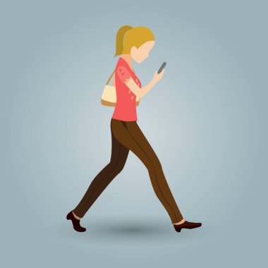 Kadın yürüyor ve telefona bakıyor.