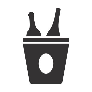 Buz kovasında şarap şişeleri