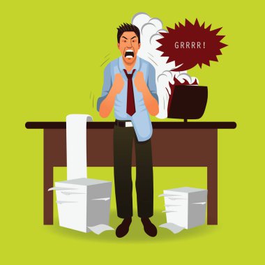 Ofisteki işadamı elleri havada ve dizüstü bilgisayarla masada oturuyor.