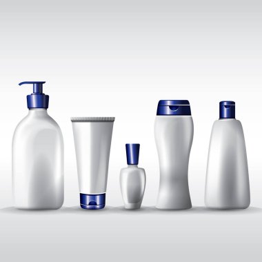 Beyaz arka planda izole edilmiş kozmetik şişeler.