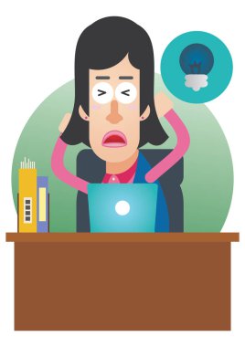 Laptop bilgisayarı ve kahve çubuğuyla masada oturan bir kadın.