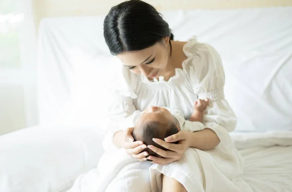 Jonge Moeder Met Een Pasgeboren Baby Het Bed Zijn Moeder — Stockfoto