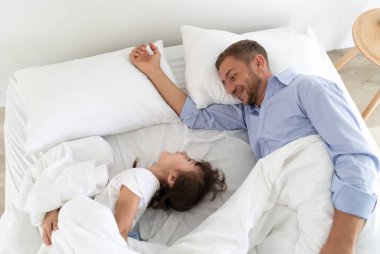 Baba ve kızı evde vakit gülen komik portresi. Mutlu babalar günü.