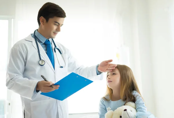 Male Pediatrician Examining Cute Little Girl Checking Patient Fever Ward — Stock Photo, Image