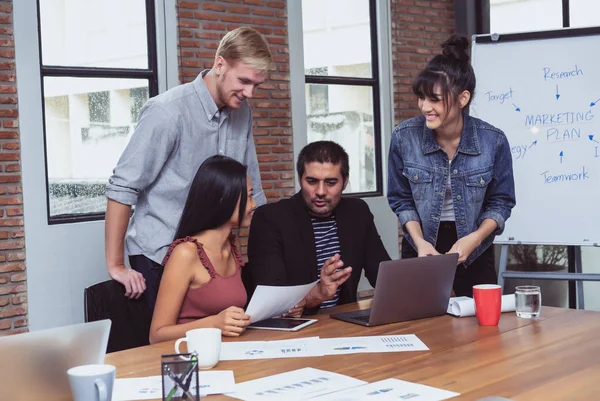 Genç iş ortakları fikir veya modern ofis yeni proje tartışıyor. Ekip çalışması kavramı