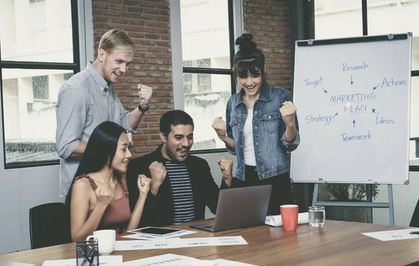 Alegre Equipo Negocios Los Jóvenes Oficina Moderna Celebrar Éxito Mirando — Foto de Stock