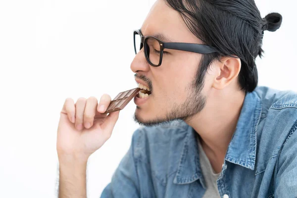 Pemuda Asia Hipster Makan Coklat Bar Terisolasi White Nerd Mengenakan — Stok Foto