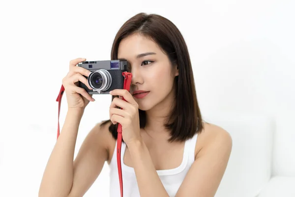Portrait Une Belle Jeune Femme Asiatique Avec Appareil Photo Chambre — Photo