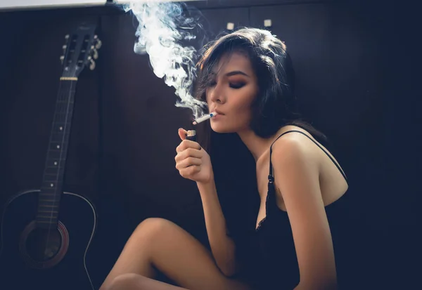 Das Mädchen Unterwäsche Das Seinem Zimmer Eine Zigarette Raucht — Stockfoto