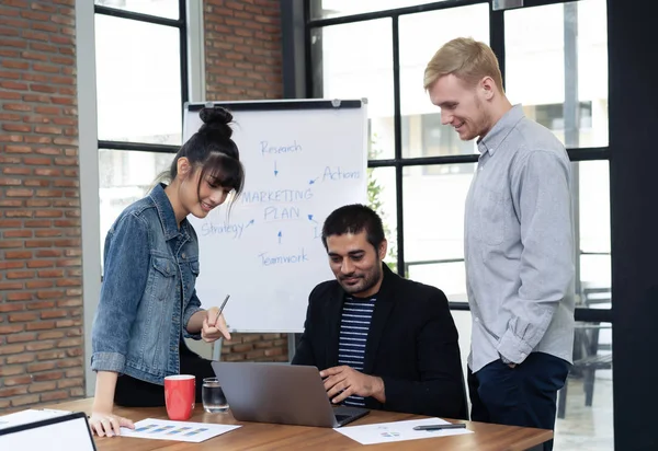 Jóvenes Socios Negocios Discuten Ideas Nuevos Proyectos Oficina Moderna Mientras — Foto de Stock