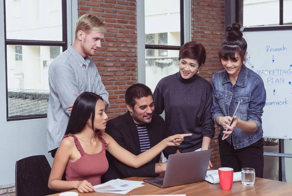 Jóvenes Socios Negocios Discutiendo Ideas Haciendo Presentación Nuevo Proyecto Para — Foto de Stock