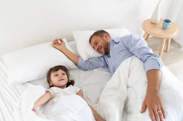Baba Küçük Kız Kızı Birlikte Evde Yatakta Yatan Gülerek Vakit — Stok fotoğraf