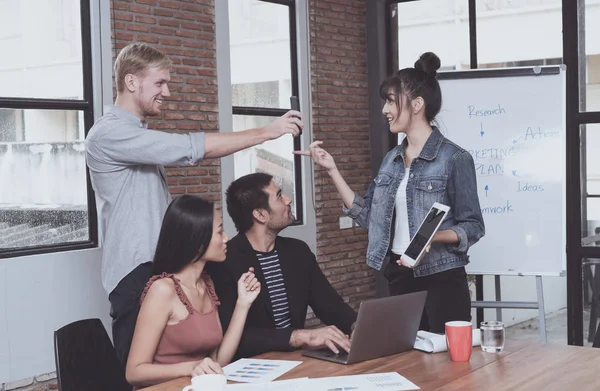 Los Socios Comerciales Jóvenes Están Utilizando Aparatos Hablando Sonriendo Durante — Foto de Stock