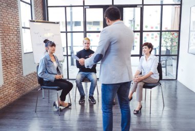 Koçluk ve modern ofiste öğretim kendine güvenen patron lideri. İş eğitim mı. İş kavramı koçluk öğrenme.