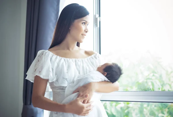 Jonge Aziatische Moeder Bedrijf Pasgeboren Baby Het Slapen Arm Haar — Stockfoto