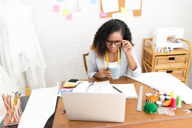 Moda bir şey defter ile seyir ve kahve fincanı giyim tasarım stüdyosu, küçük iş sahibi kavramı içinde tutarak Tasarımcısı.