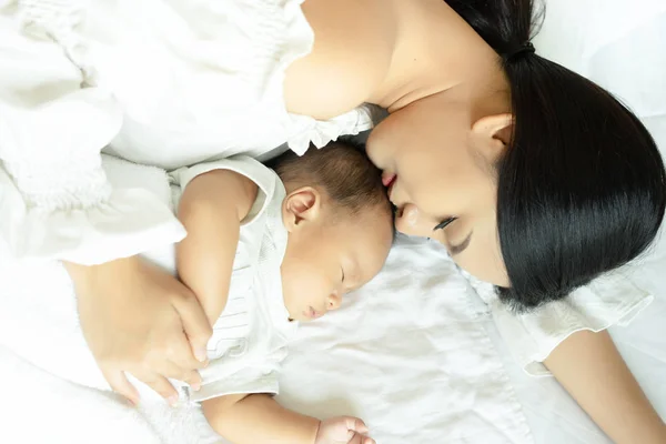 Een Gelukkige Jonge Aziatische Moeder Legt Haar Witte Bed Liefdevol — Stockfoto