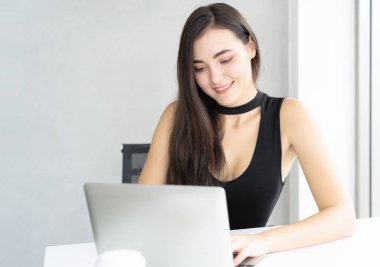 Onun ofisinde bilgisayarda çalışırken iş kadını genç güzel