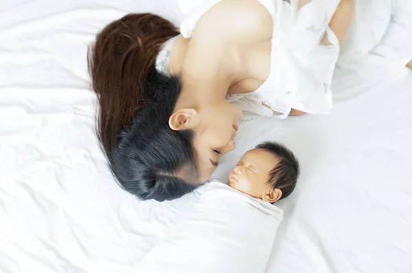 Jonge Aziatische Moeder Haar Pasgeboren Kind Knuffelen Vrouw Pasgeboren Ontspannen — Stockfoto