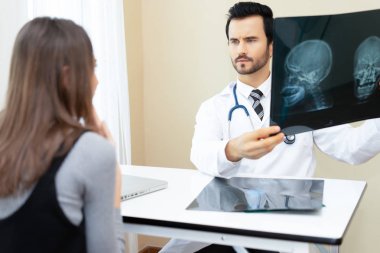 Erkek doktor x-ışını bayan hasta tıbbi ofis olarak açıklanacak. Sağlık, zmedical ve radyoloji kavramı.