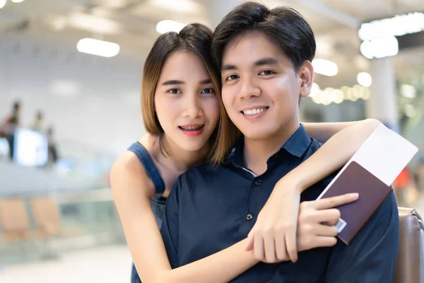 Jonge Aziatische Paar Knuffelen Elkaar Gaat Vakantie Paspoort Instapkaart Houden — Stockfoto