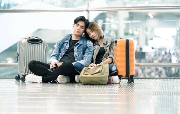 Young Semi Longhair Liefdevolle Paar Vrijetijdskleding Slapen Vloer Terminal Van — Stockfoto