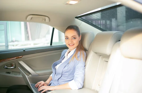 Atractiva Mujer Negocios Que Viaja Trabajo Coche Asiento Trasero Con — Foto de Stock