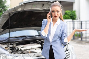 Sarışın kadın araba arıza motor Street aşağı kırma sonra yardım için arama umutsuz vurguladı.