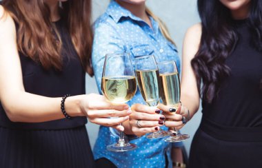 Mutlu arkadaş grubu tungur bardak şampanya