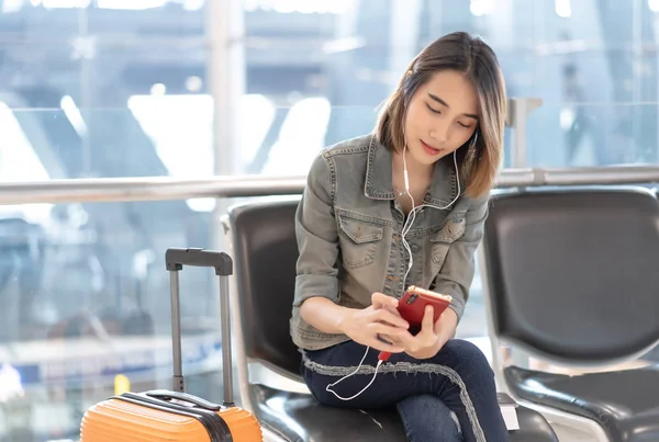 Feliz Joven Asiática Escuchando Música Con Auriculares Teléfono Móvil Sala — Foto de Stock