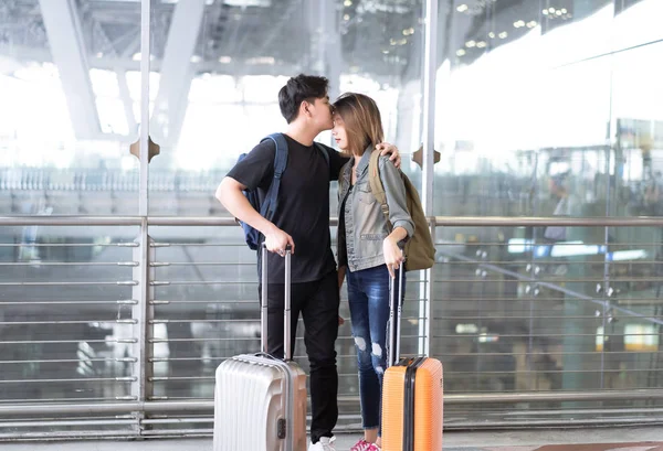 Jovem Casal Esperando Com Bagagem Perto Janela Área Partida Aeroporto — Fotografia de Stock