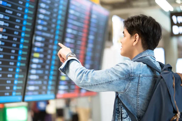 Szép Ázsiai Fiatal Ember Hátizsák Folytatni Nemzetközi Repülőtér Közelében Repülési — Stock Fotó