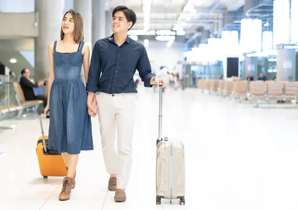 Fiatal Ázsiai Mosolyogva Pár Séta Repülőtéri Poggyász Szerető Utazási Közlekedési — Stock Fotó