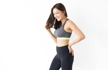 Oldukça sportif bir Asyalı kadın portresi rahatla ve beyaz arka plan üzerinde gülümseyen izole.