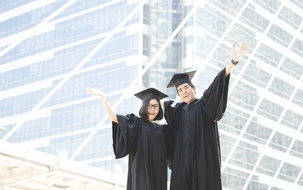 Nagyon Boldog Srác Lány Egyetemi Diplomások Vidáman Oktatás Emberek Dream — Stock Fotó
