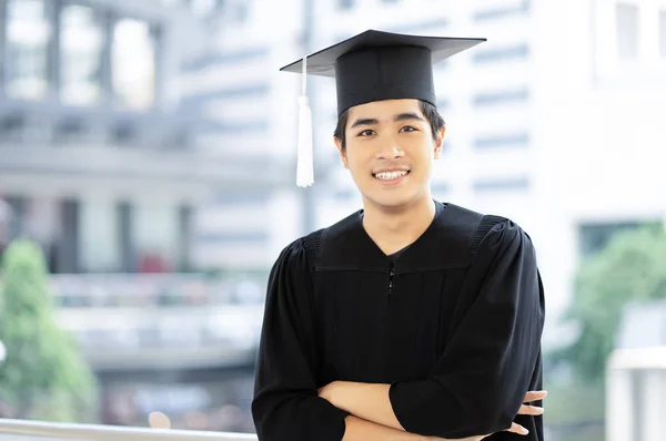 Retrato Joven Graduado Vestido Pie Aire Libre Educación Personas — Foto de Stock