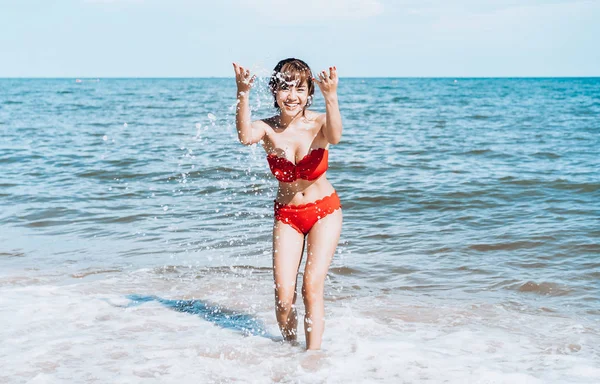 Mulher Bonita Brincalhão Praia Tropical Paradisíaca Divertindo Jogando Água Espirrando — Fotografia de Stock