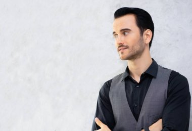 Tarafına bakarak sakallı yakışıklı erkek gülümseyen portresi.