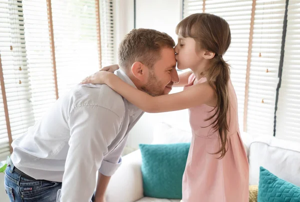 Szczęśliwa Rodzina Dzień Ojca Portret Dziewczynki Całować Jej Tata Czole — Zdjęcie stockowe