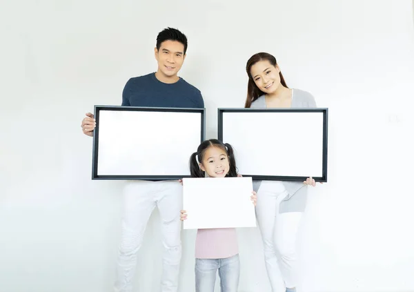 Šťastná Rodina Zobrazení Drží Prázdný Bílý Rámeček Obrázku Nad Bílým — Stock fotografie