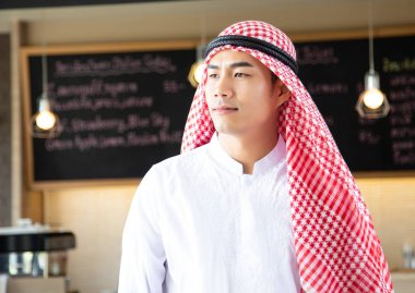 Düşünceli Arap adam önünde kahve café'de ayakta.