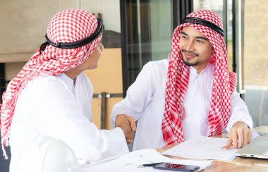 Başarılı iş toplantı, kavram işadamları elimi sıktı birlikte sonra iki işadamı Arapça el sıkışma