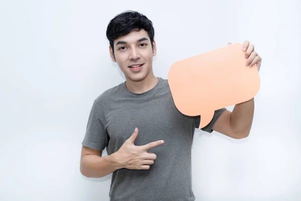 Gelukkig Aziatische Jonge Man Houden Tekstballon Witte Achtergrond — Stockfoto